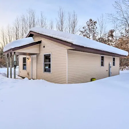 Wooded Danbury Cabin With Grill And Fire Pit!